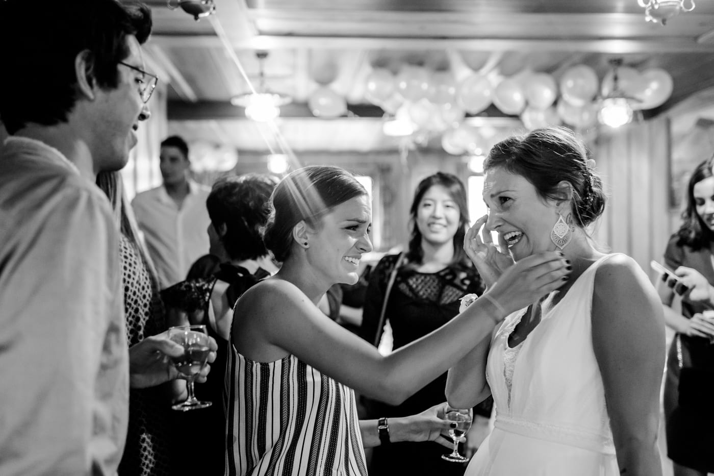 Les invités félicitent la mariée à son arrivée aux Colombettes