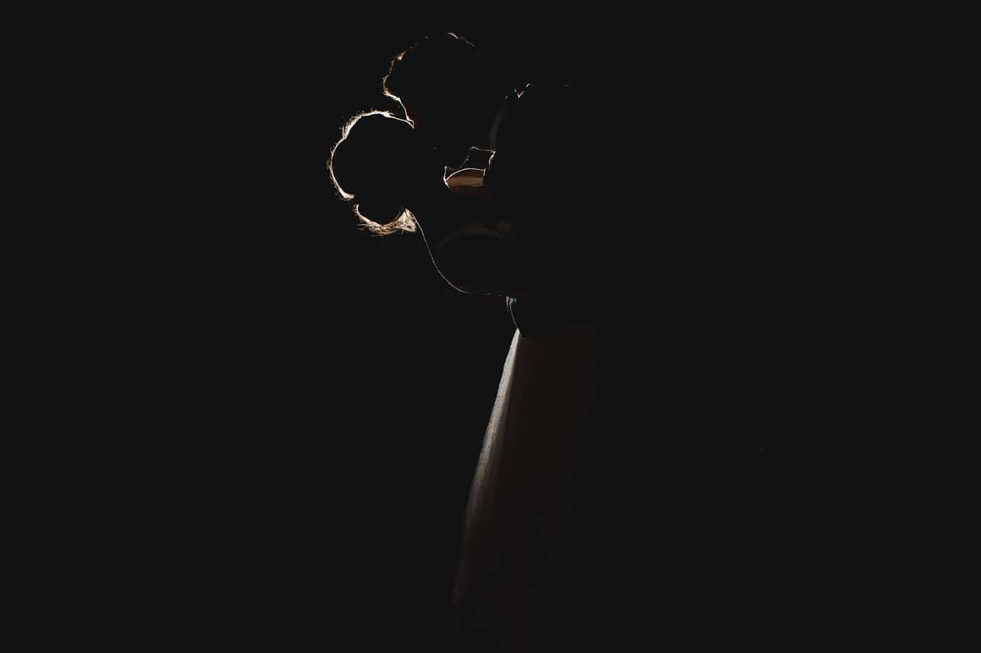 Baiser des mariés dans l'ombre