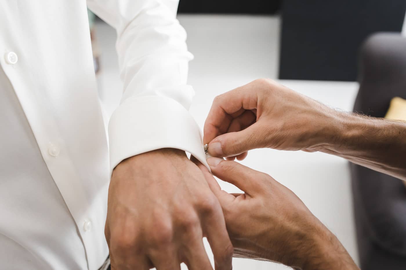 Le marié réajuste son costume