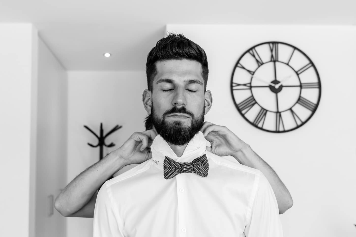 Le marié se laisse faire durant les préparatifs