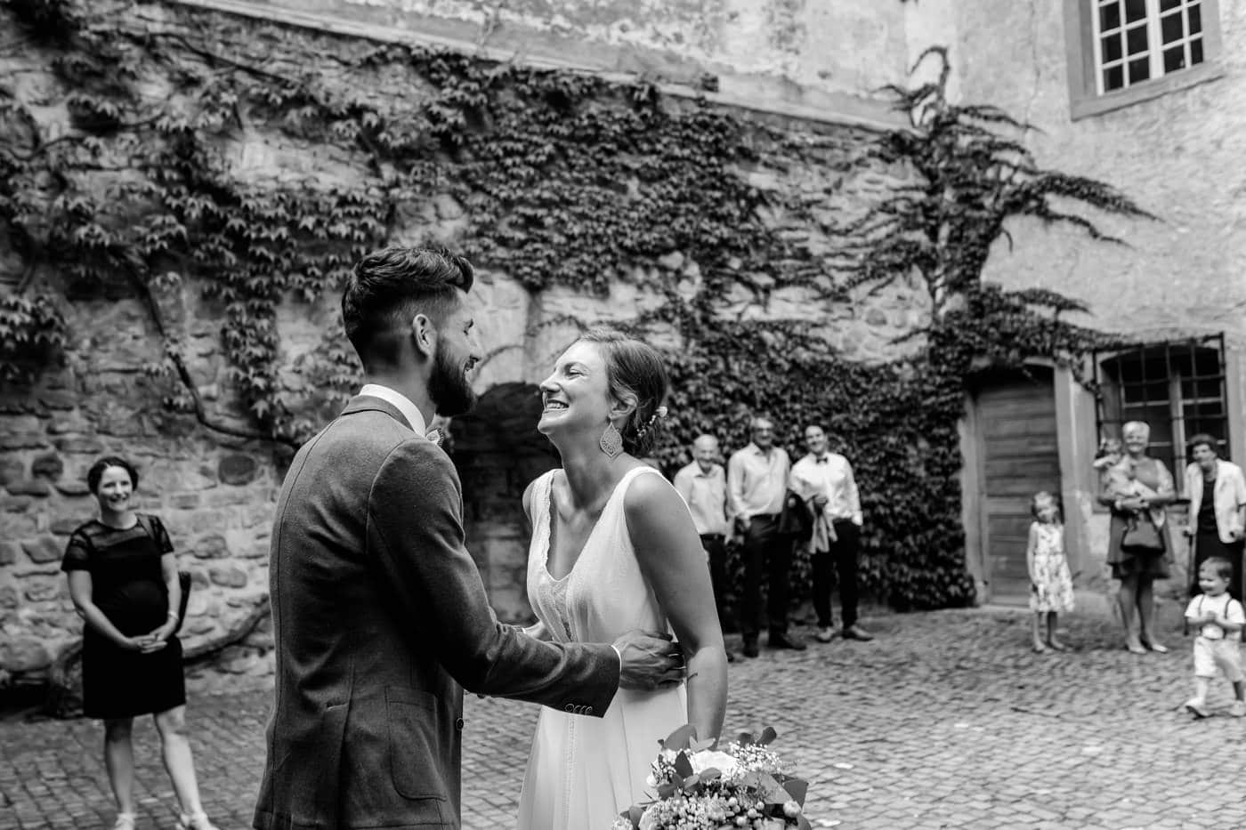 Premiers regards du marié sur sa magnifique épouse