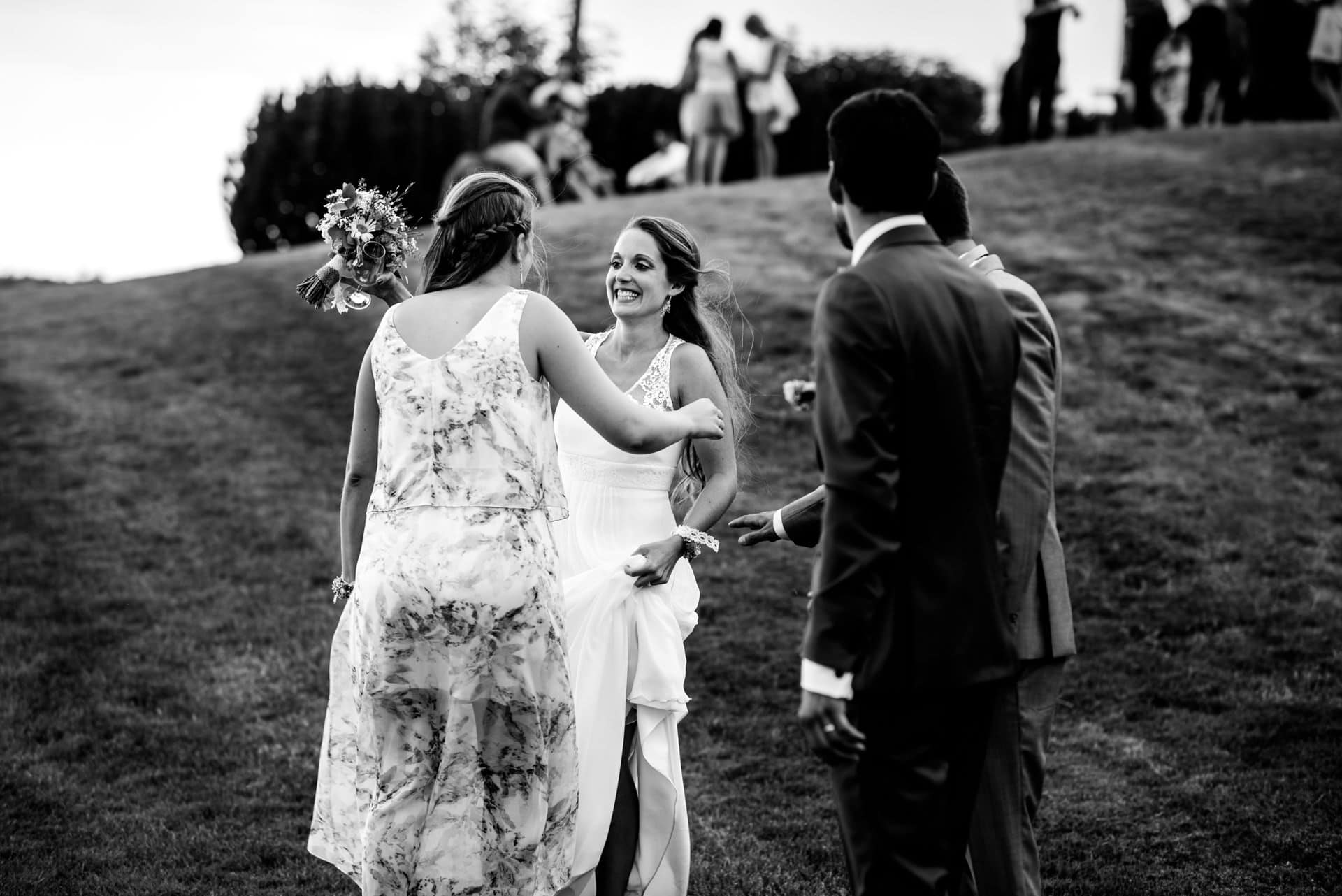 La mariée chaleureusement félicitée à l'issue de la cérémonie