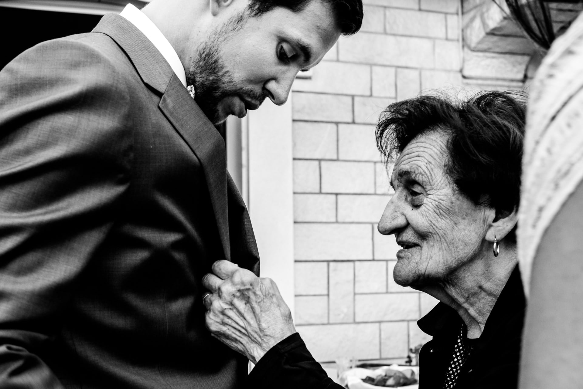 Le marié est félicité par une proche