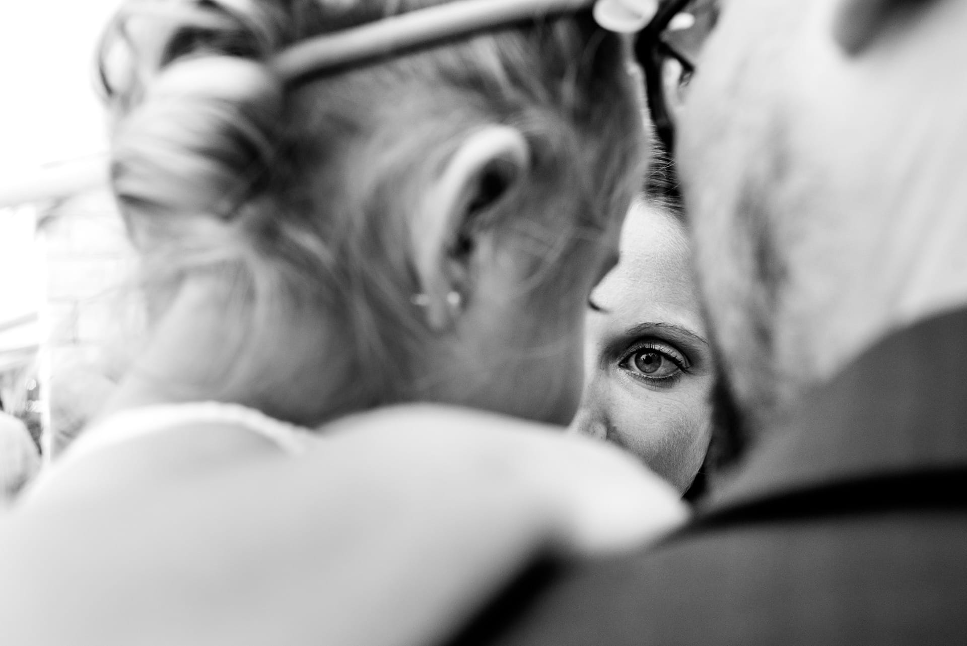 Regard capturé au vol de la mariée et de ses invités