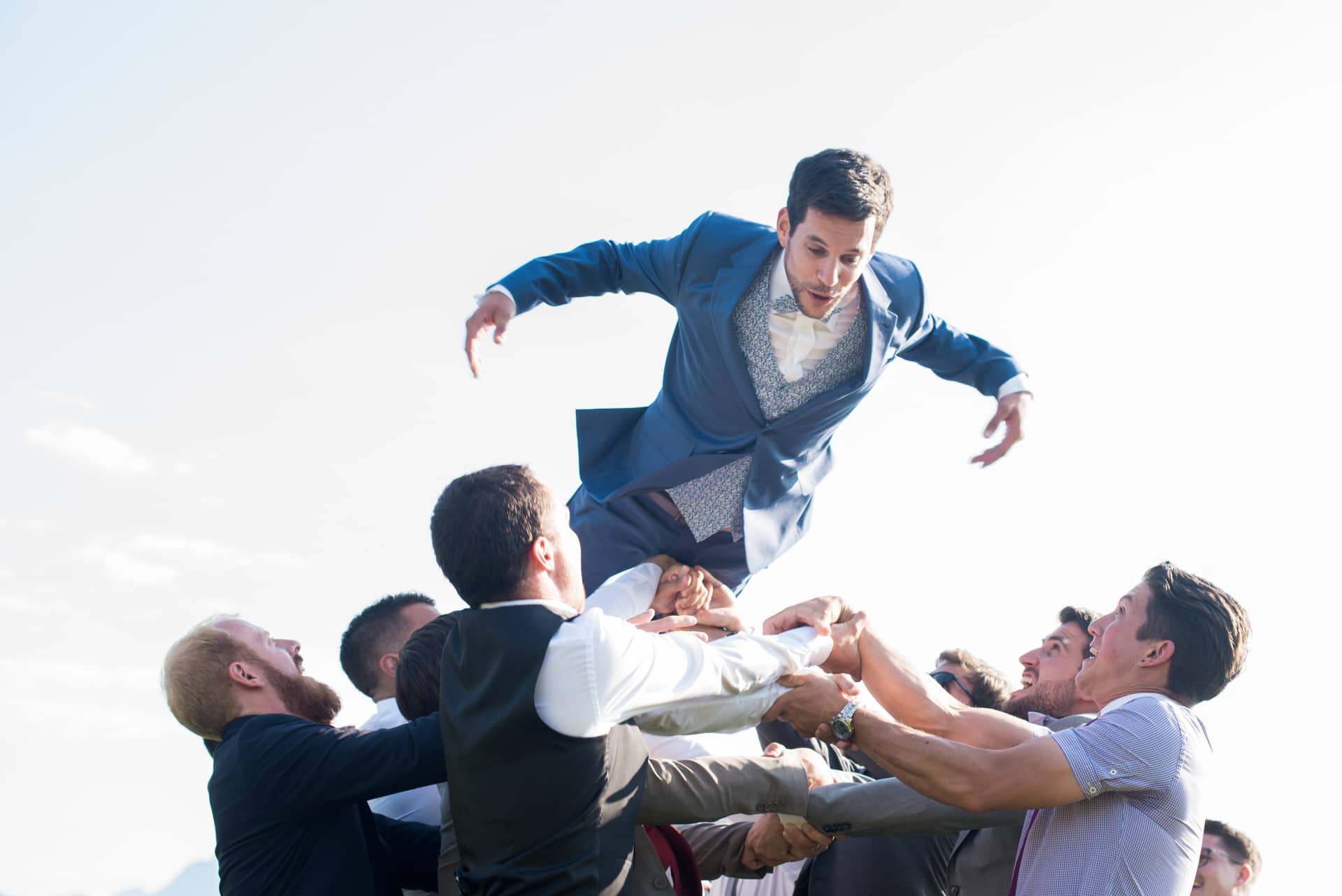 Le marié porté en triomphe par ses amis