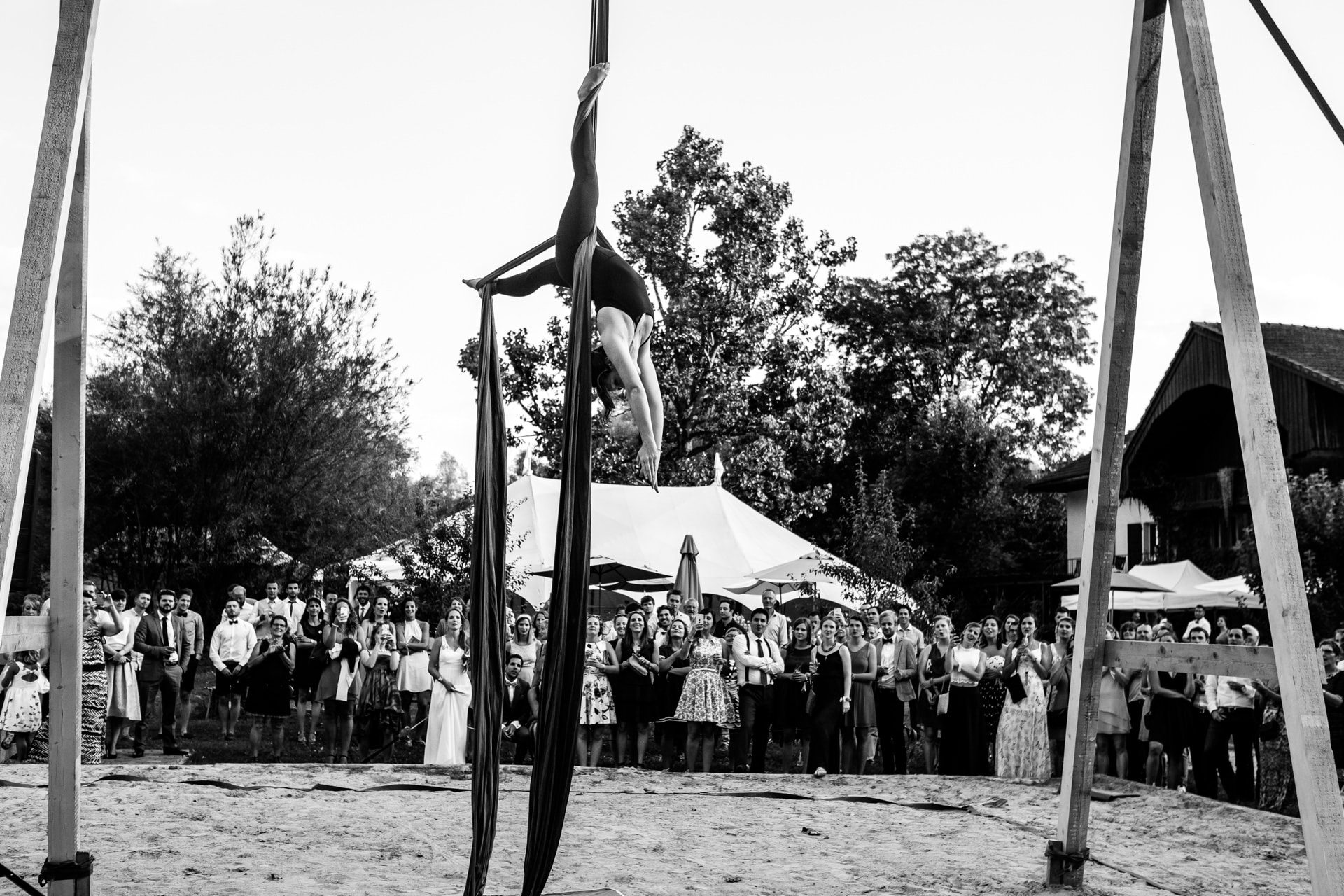Une surprise de la soeur de la mariée: un spectacle d'acrobatie!