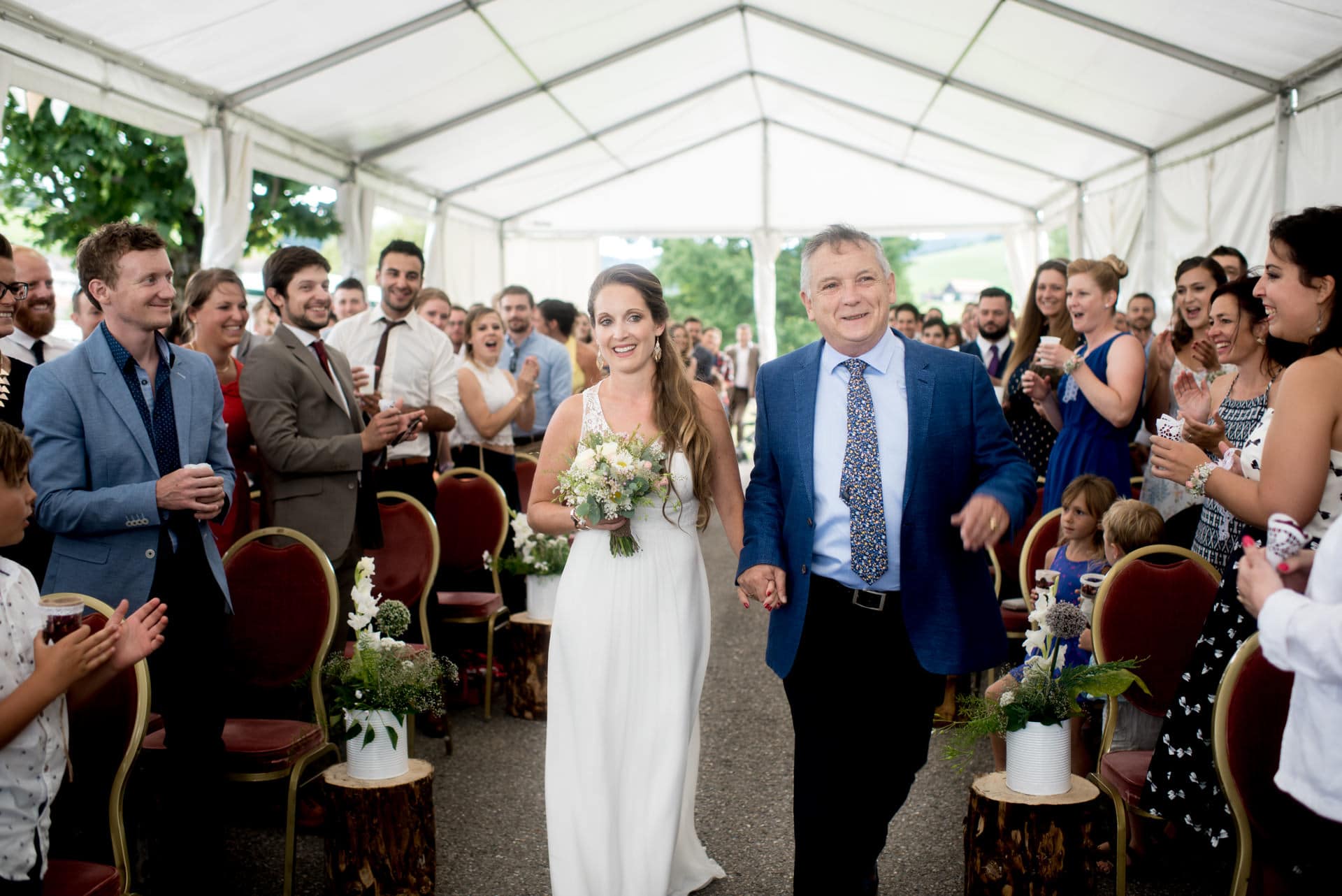 Arrivée de la mariée pour la cérémonie, au bras de son père