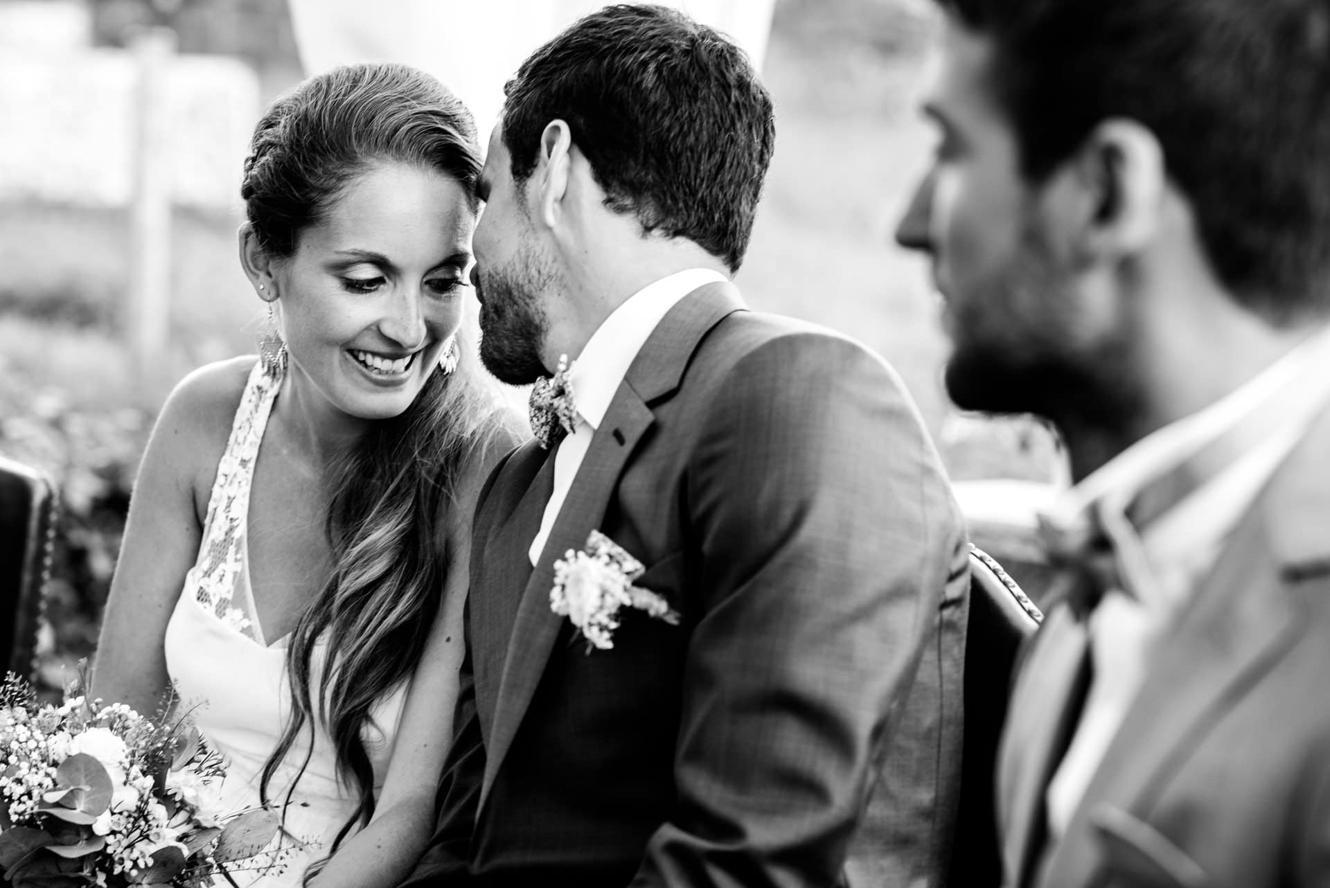 Premiers moments complices entre les mariés à la cérémonie