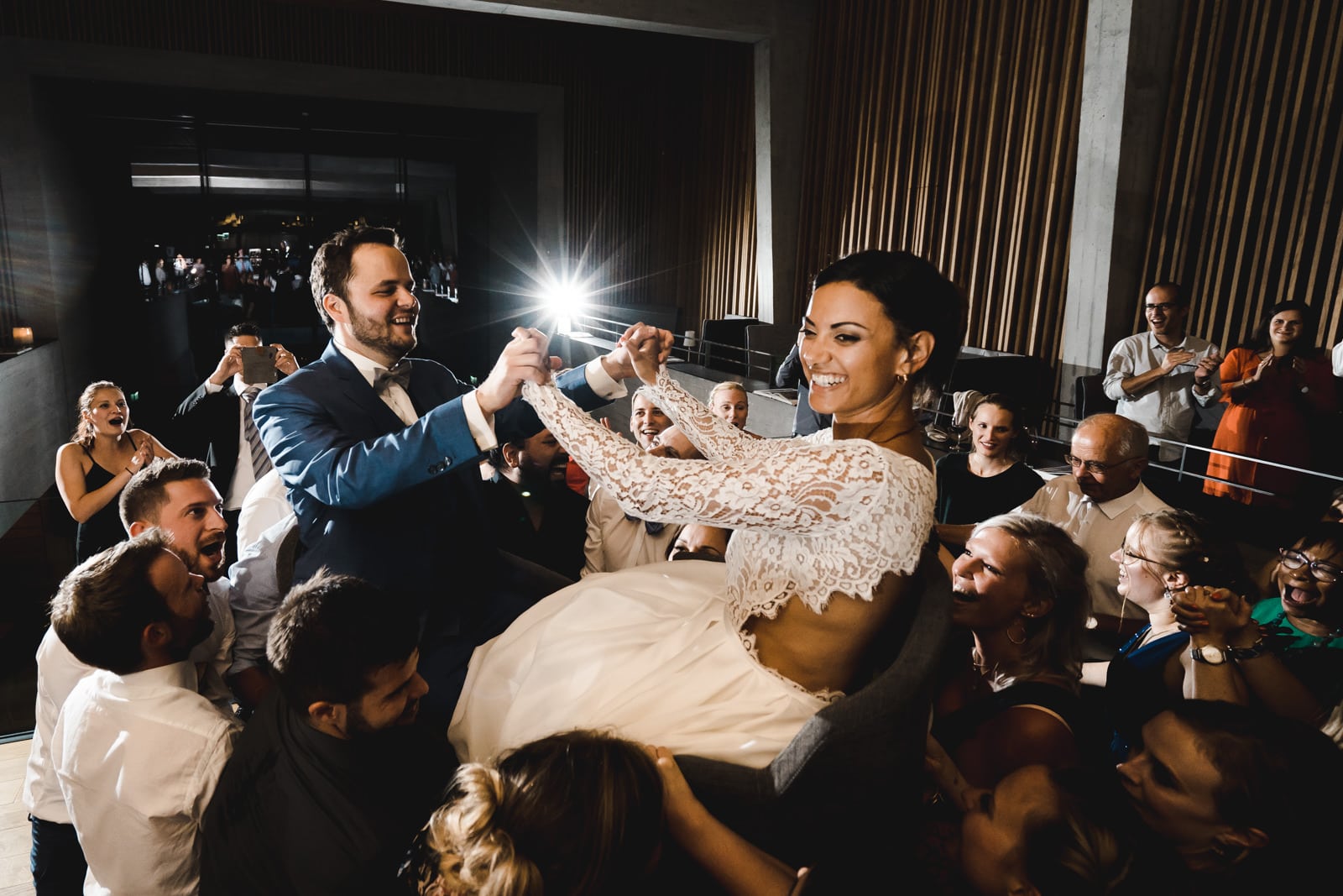 Le couple sur des chaises en dessus de la foule dans l'hôtel Chetzeron à Crans Montana