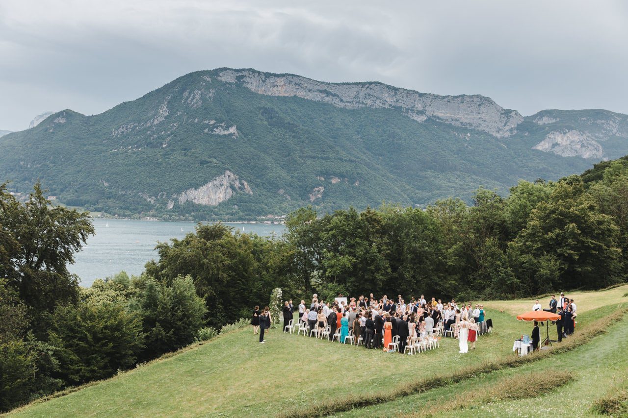 Procession en vue du mariage en plein air, à Annecy