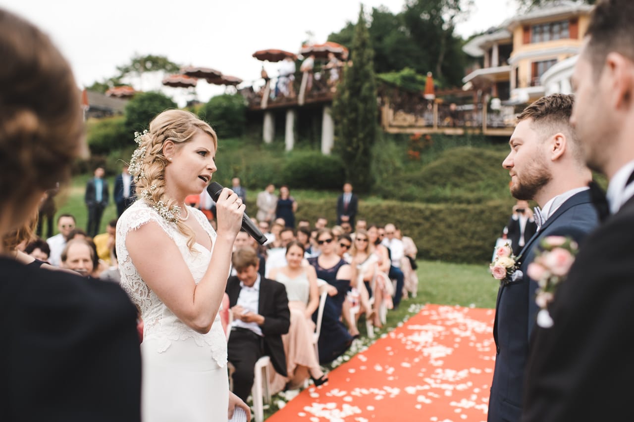 La mariée dit oui à son époux en plein air