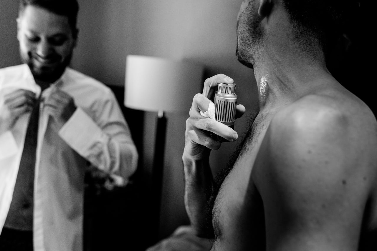Le marié se parfume avant la cérémonie