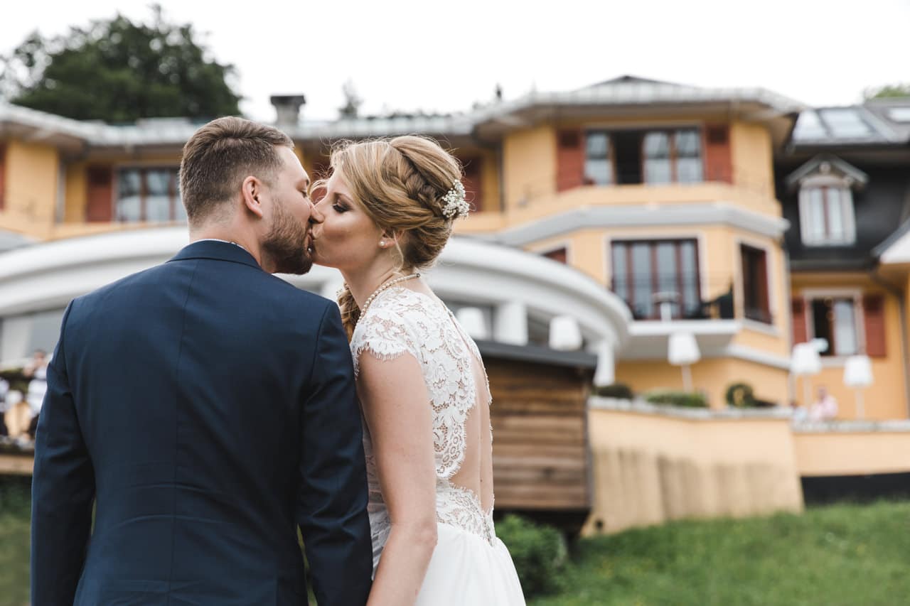 Le bisou tant attendu pour les mariés