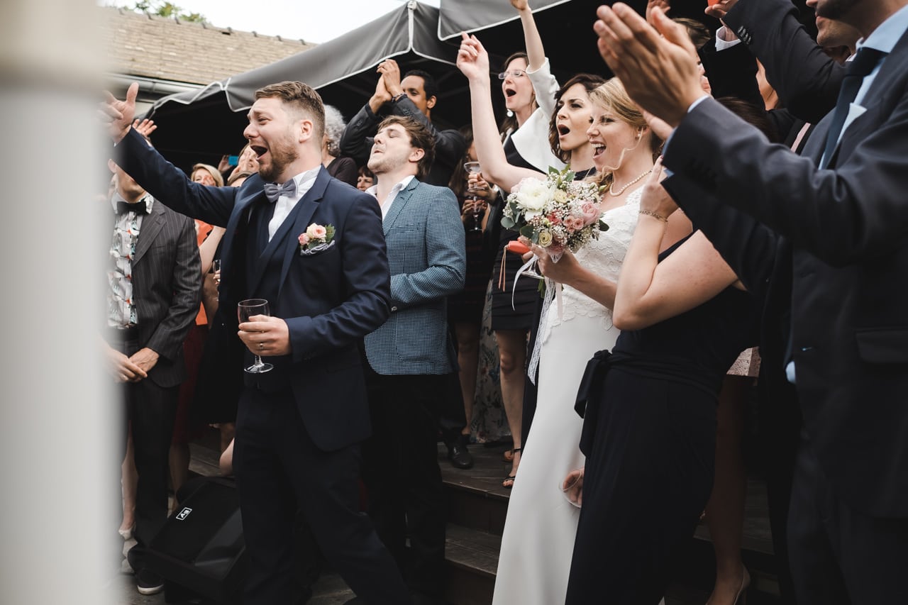 Les mariés parmi leurs invités