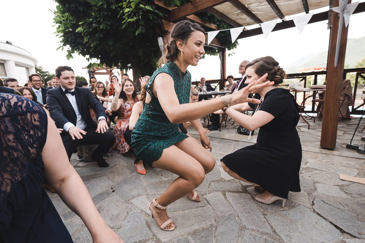 La cérémonie en plein air à peine terminée, les invités dansent déjà!