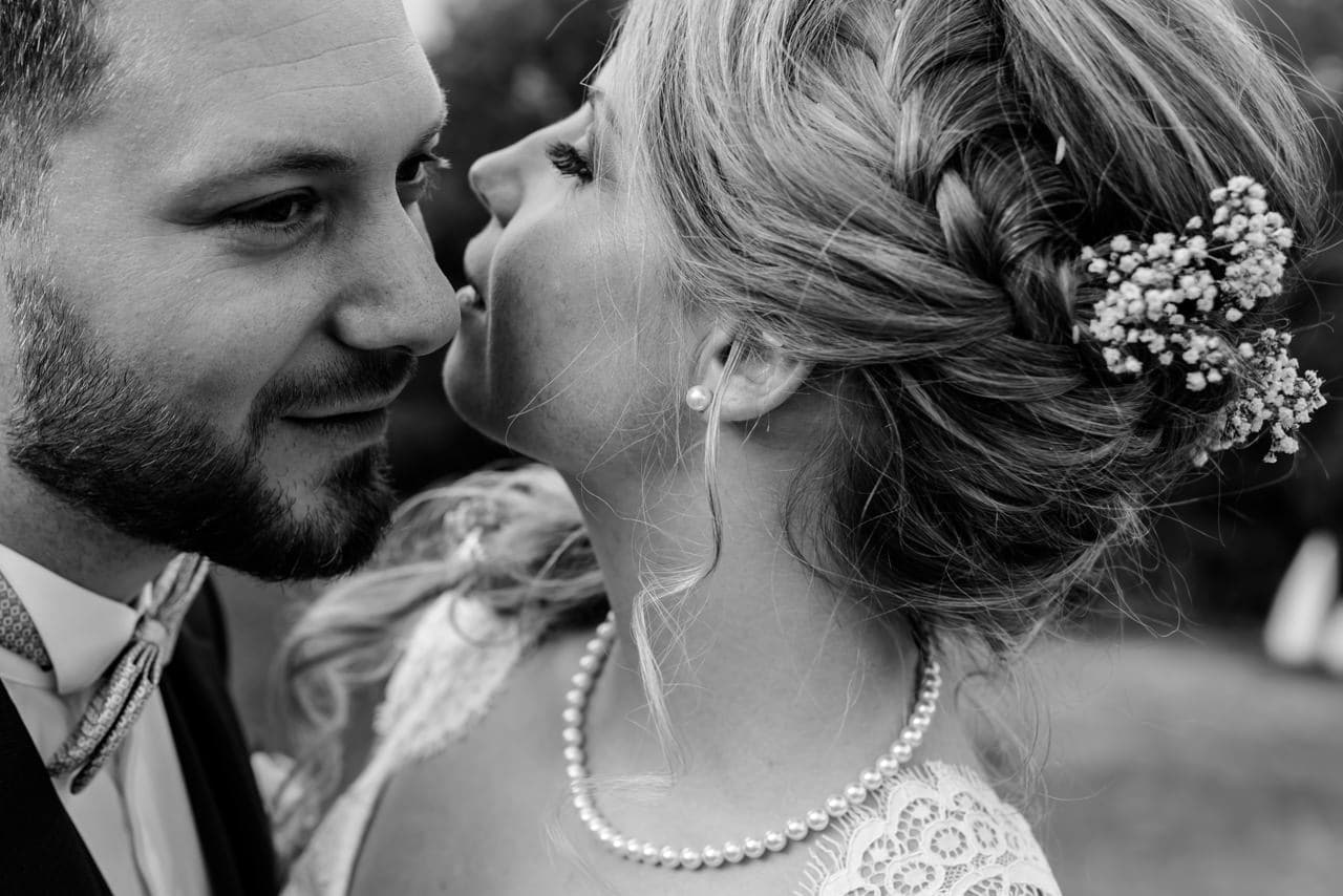 La mariée félicitée par ses proches après la cérémonie