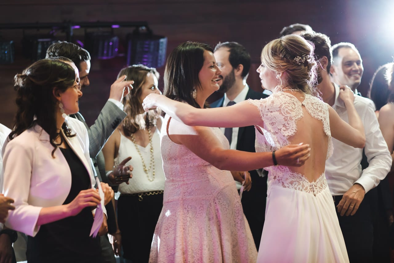 La mariée félicitée par ses amies après la cérémonie