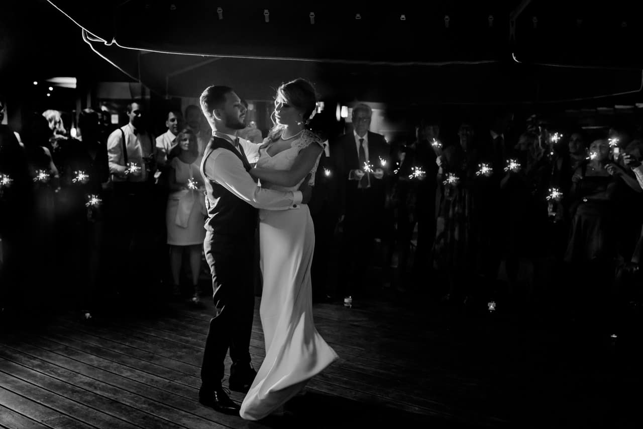 Le couple ouvre la piste de danse à l'Hôtel des Tresoms