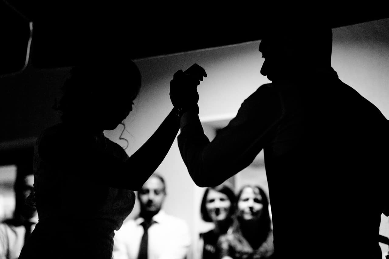 Le couple ouvre le bal de mariage