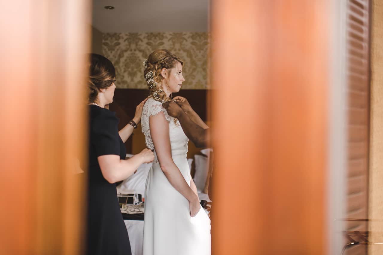 Ajustement de la robe de mariée à l'Hôtel des Tresoms