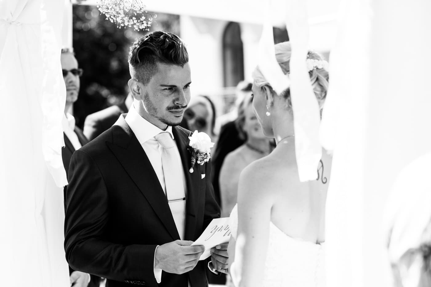 Regard de braise du marié