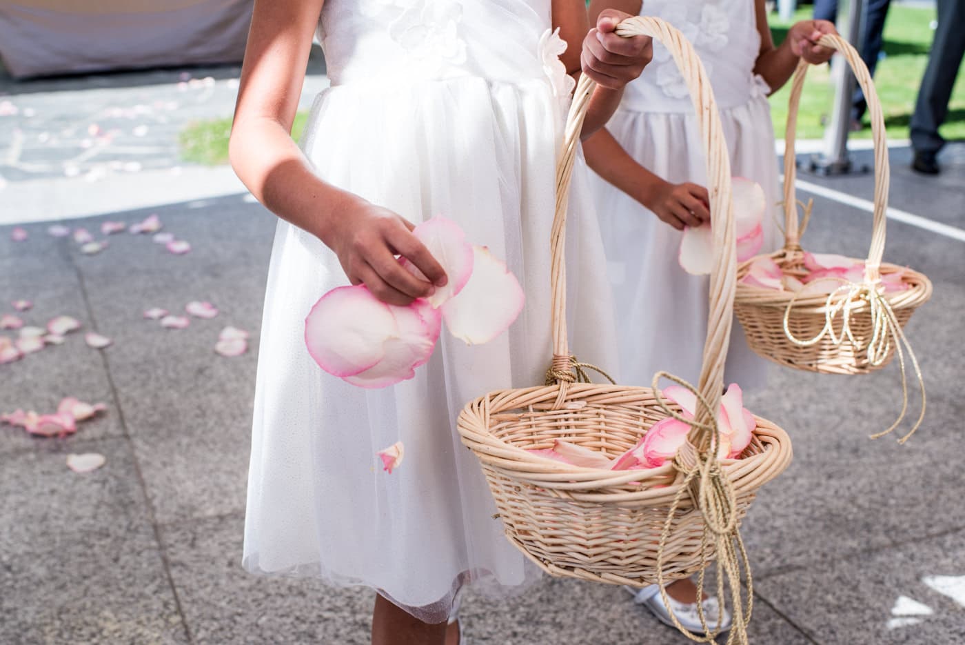 Des pétales de fleurs sont distribuées