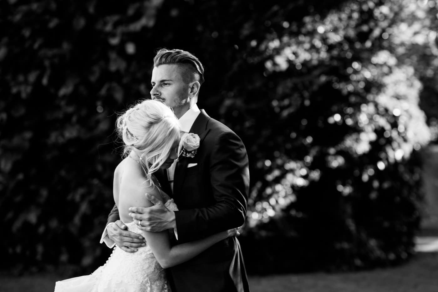 Etreinte amoureuse entre les mariés