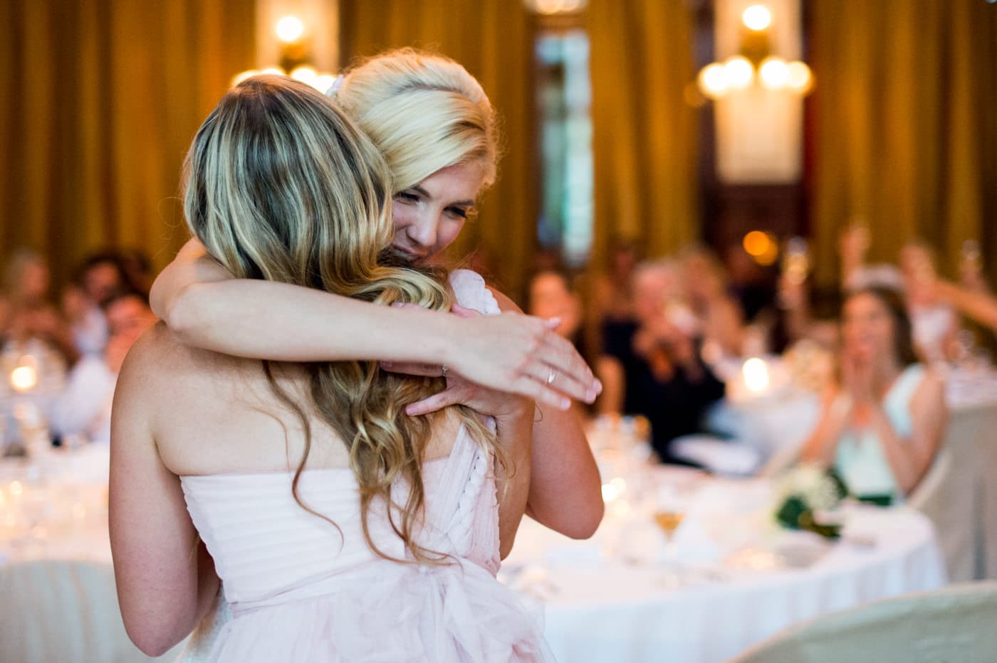 L'embrassade de la mariée