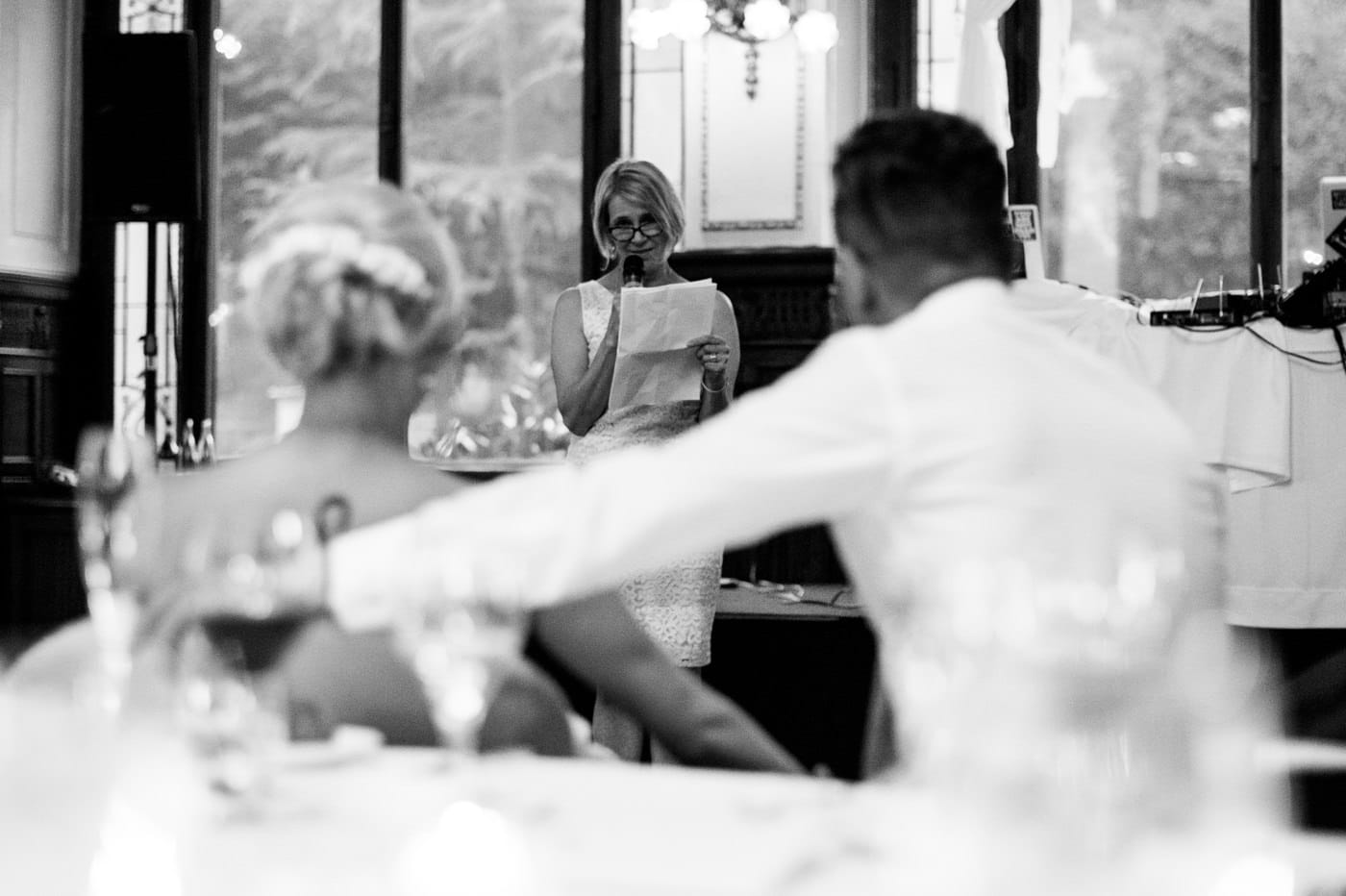 Dans Les Jardins De L’hôtel Beaurivage à Lausanne Discours d'hommage aux mariés