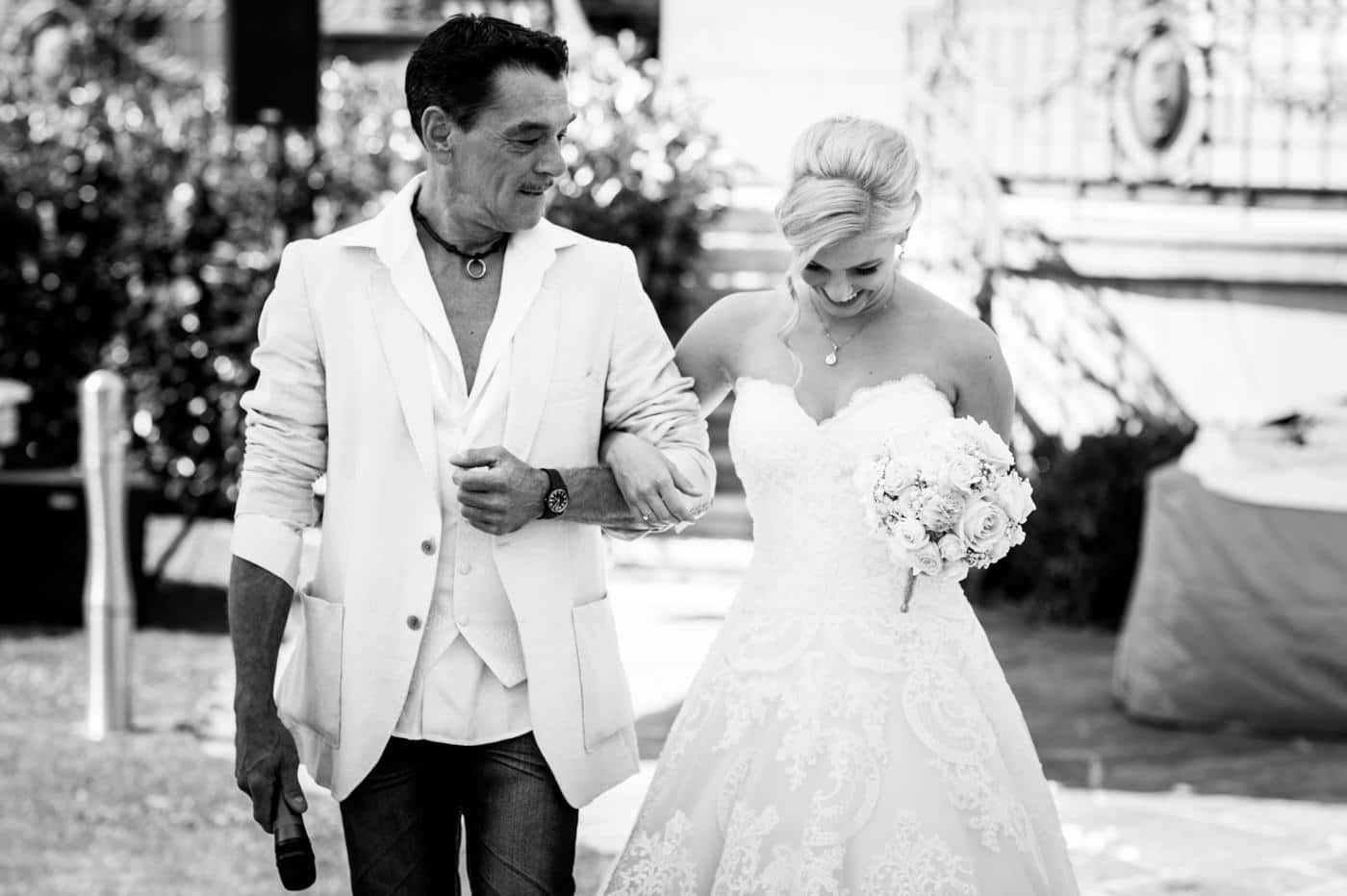 La mariée est amenée par son papa