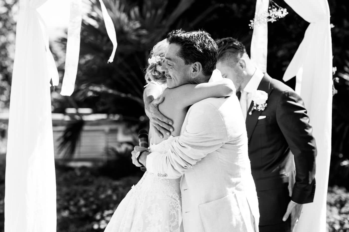 Accolade entre la mariée et son père