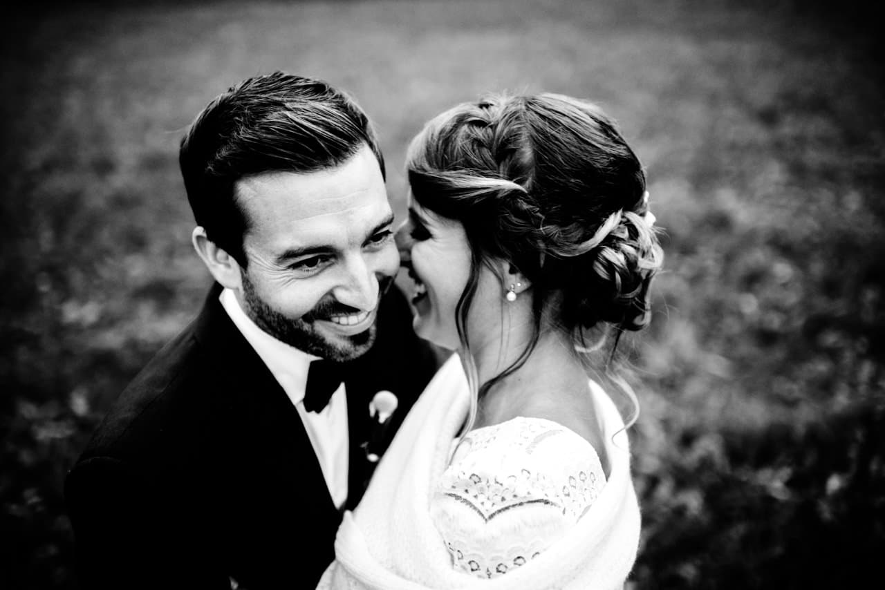 Moment de complicité après le mariage Moment de complicité après le mariage entre les deux amoureux