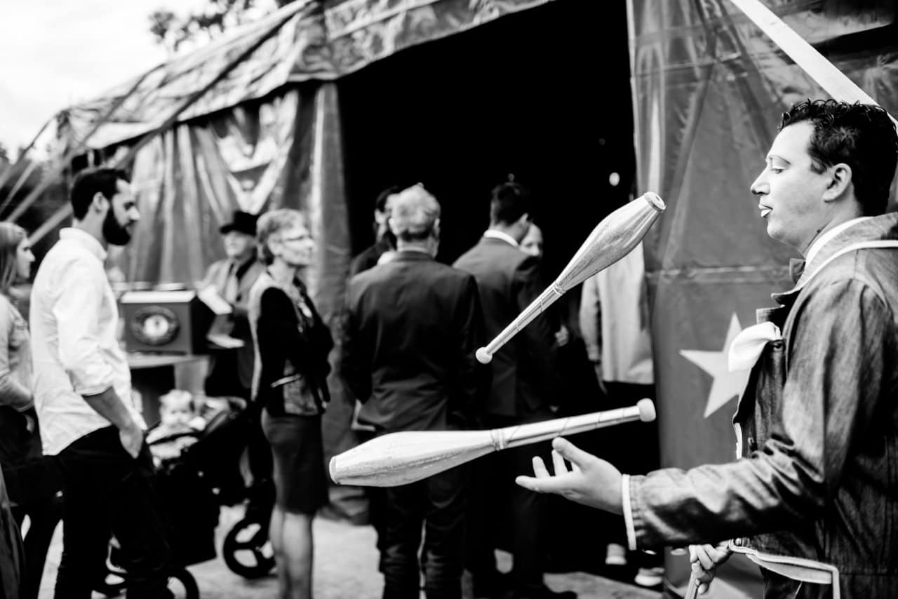 Jonglage avec des quilles Jonglage avec des quilles lors du mariage dans un cirque gruérien