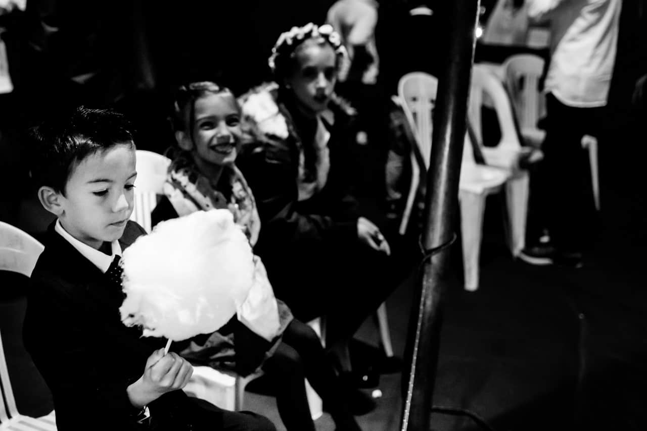 Un mariage avec de nombreux enfants De nombreux enfants parmi l'assistance