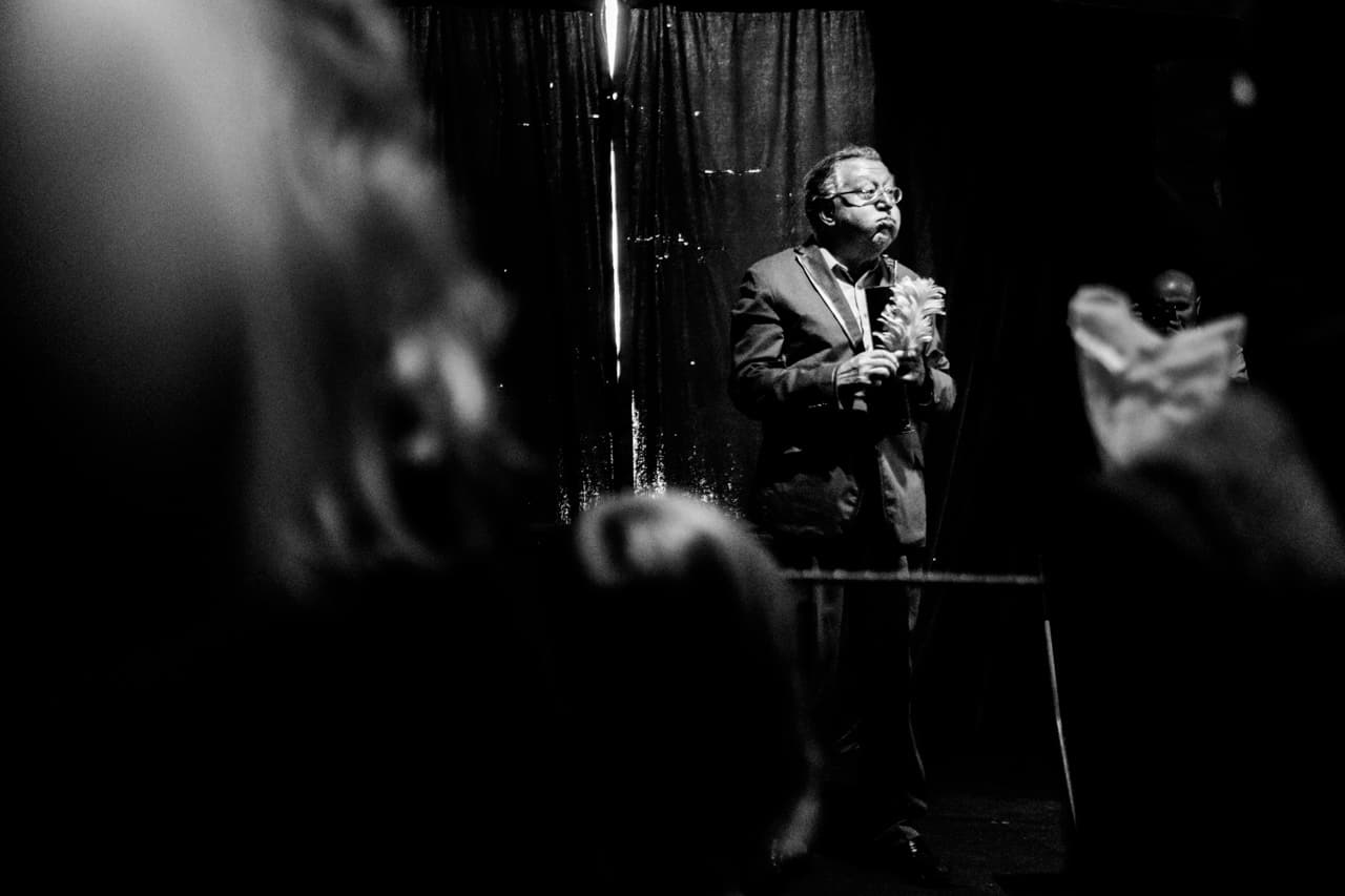 Grimace d'un invité dans le cirque Un invité très expressif dans le cirque