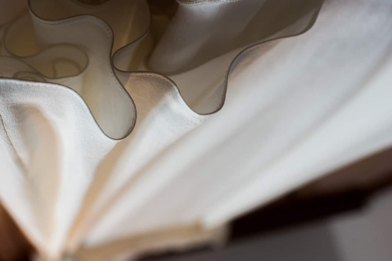 La robe de la mariée est prête Vue sur le bas de la robe de mariée