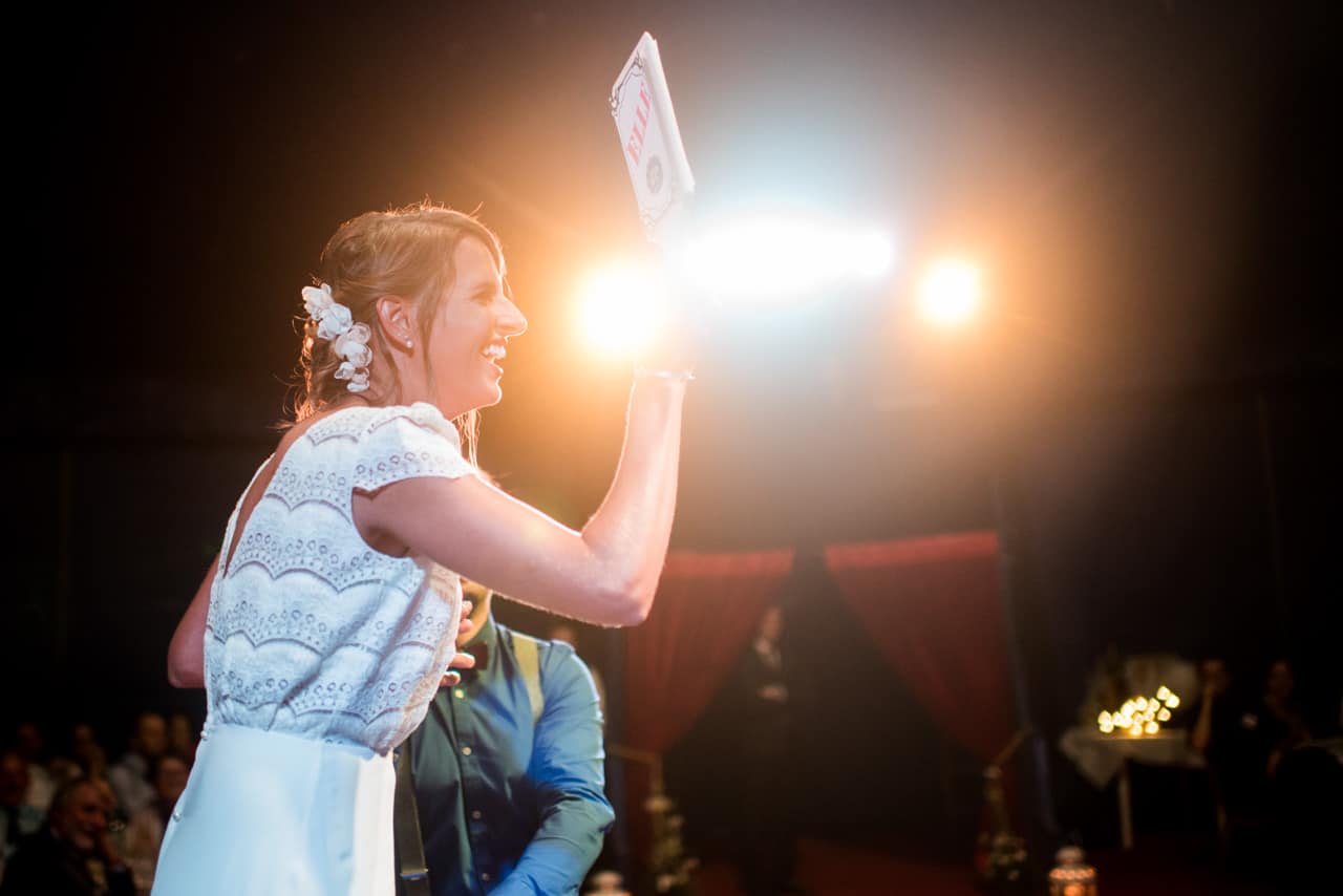 Emotion de la mariée Emotion de la mariée dans la lumière du chapiteau