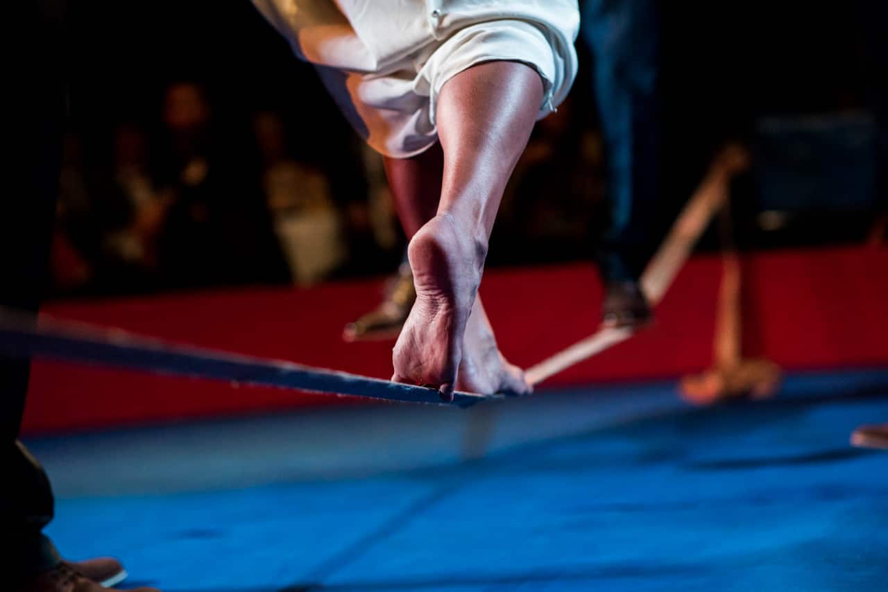 La mariée fait de la slackline Mariée sur la slackline