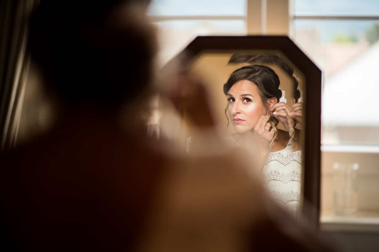 Dernières retouches maquillage La mariée retouche son maquillage