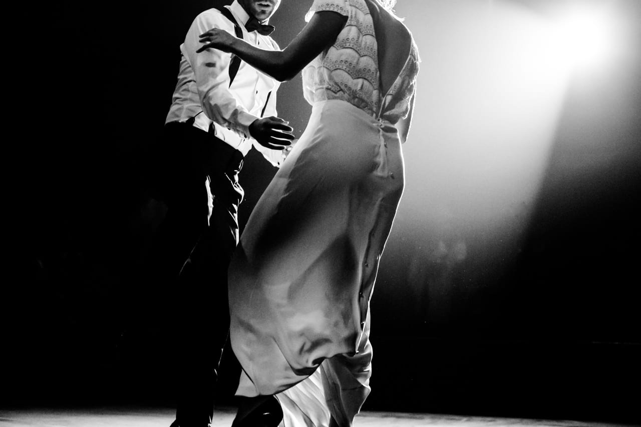 Danse des mariés Les mariés dansent sous le chapiteau du cirque