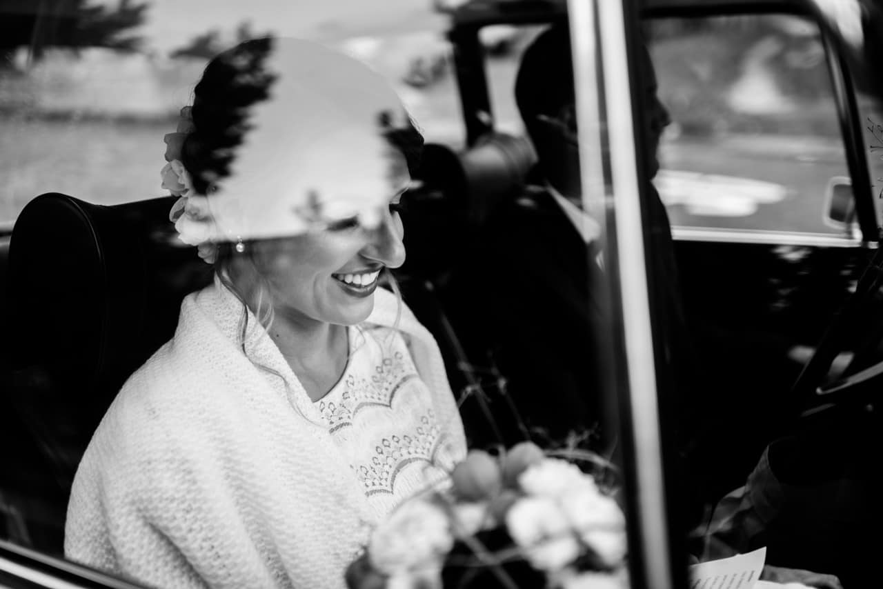 La mariée dans la voiture Départ pour l'église de La Tour-de-Trême