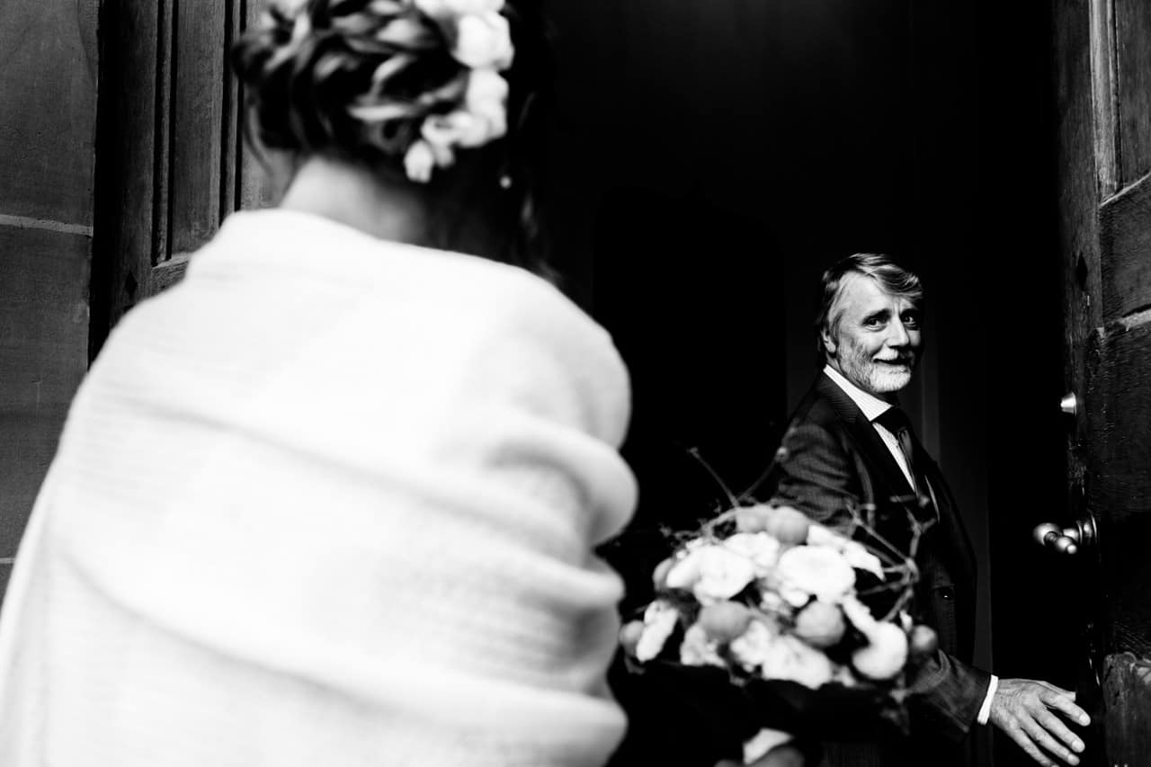 Regards complices avant la cérémonie La mariée échange un regard complice