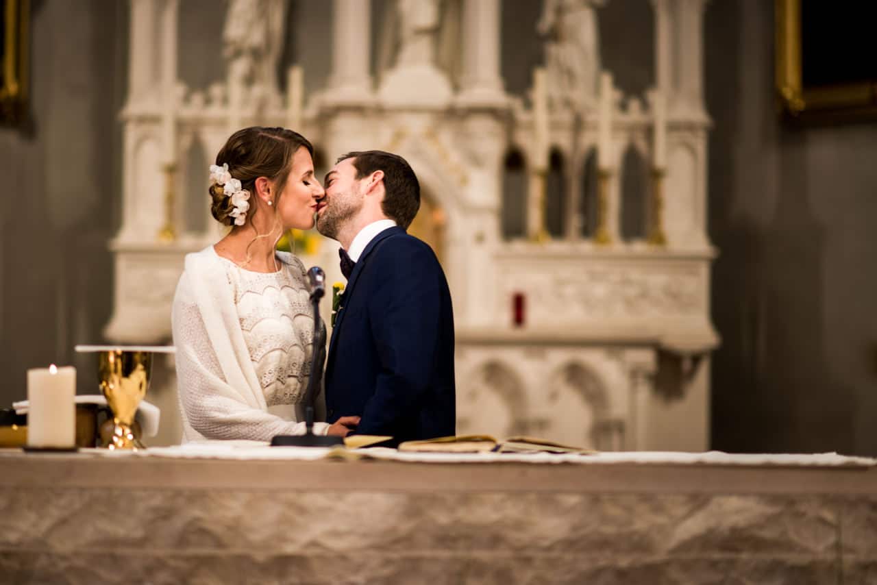 Bisou avant la cérémonie Les mariés échangent un bisou avant la cérémonie