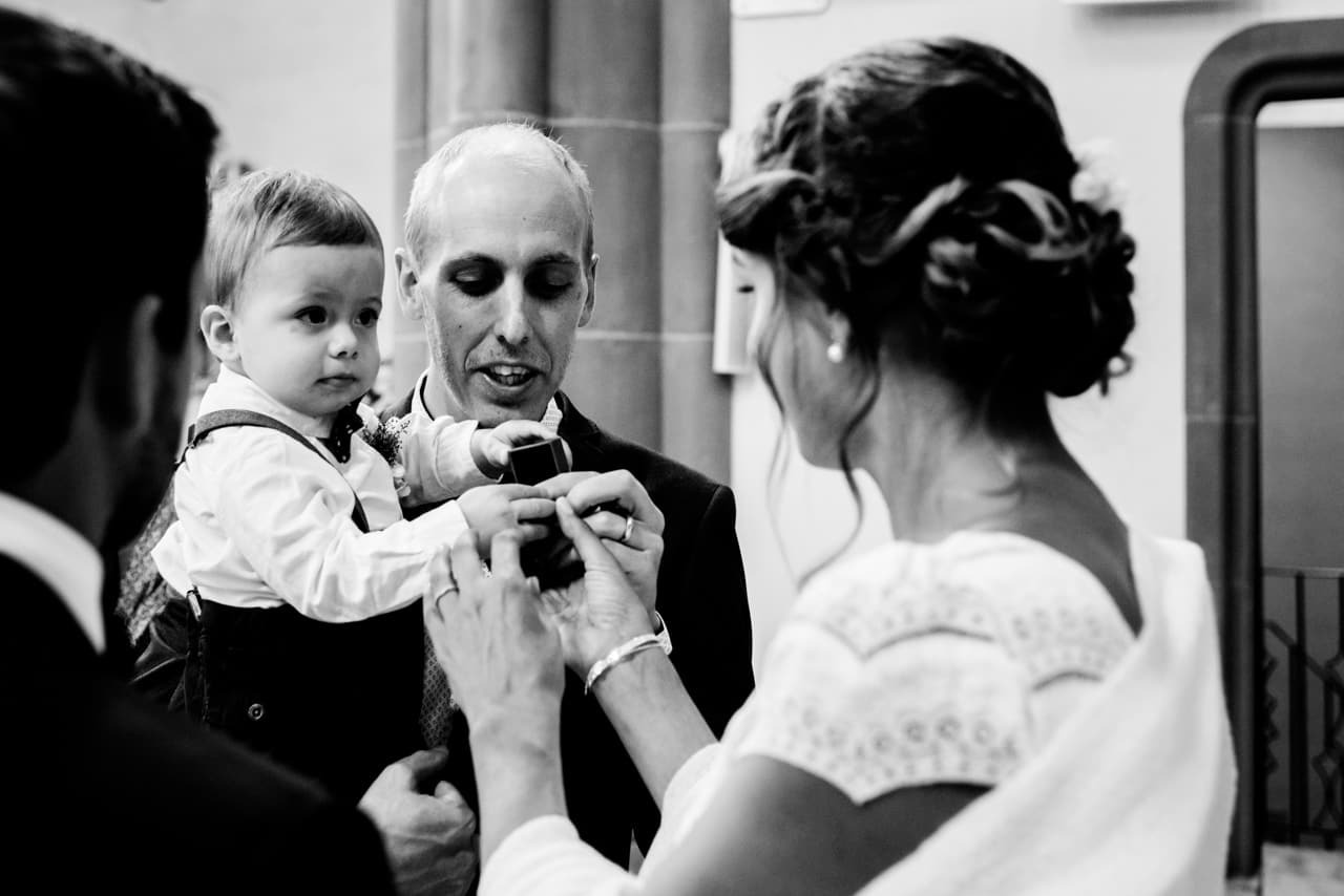 Un enfant amène les bagues Un enfant amène les bagues de mariage