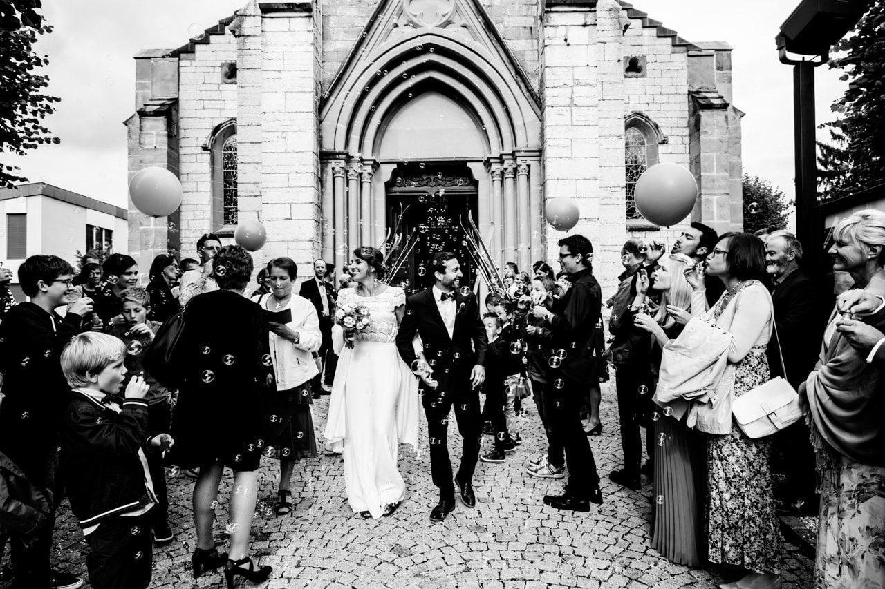 Applaudissements à la sortie de l'Eglise Les mariés sont acclamés à leur sortie de l'église