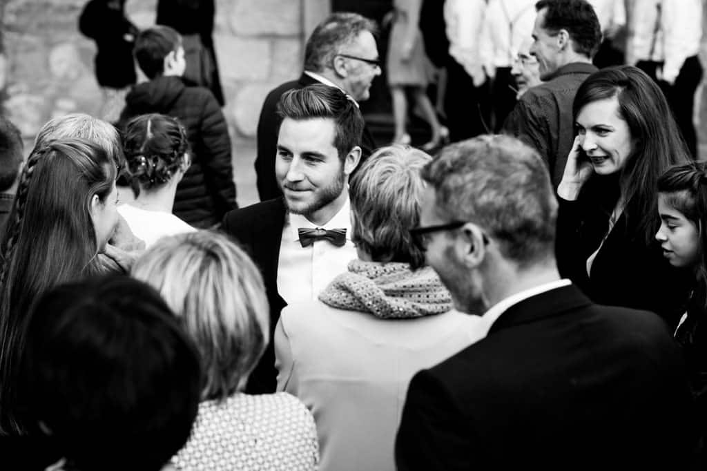 Le marié est à l'église!