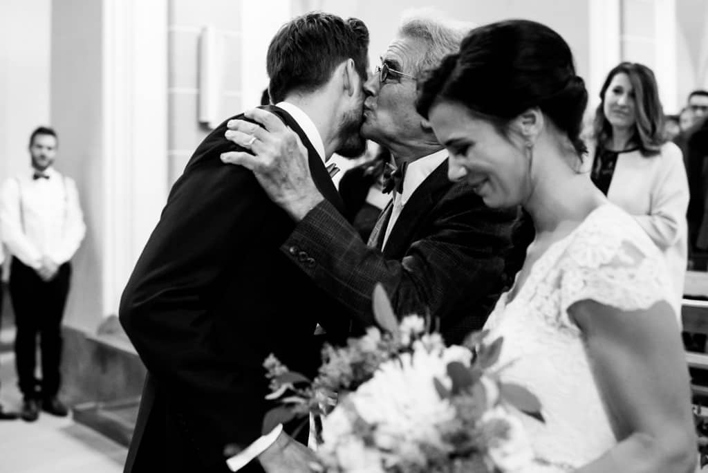 Le marié est félicité