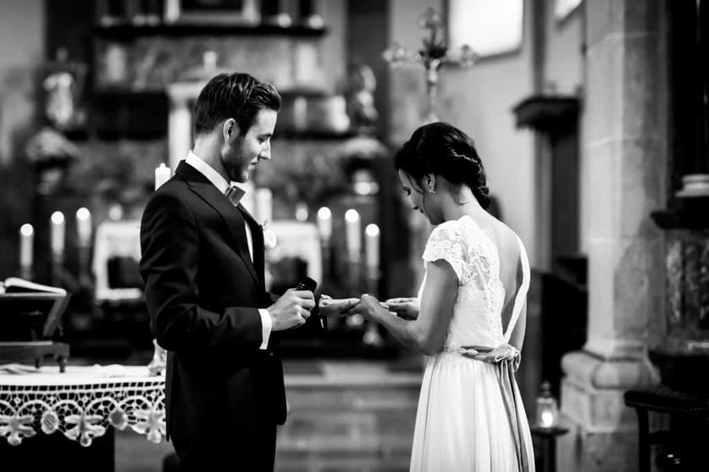 Les mariés s'échangent leurs alliances