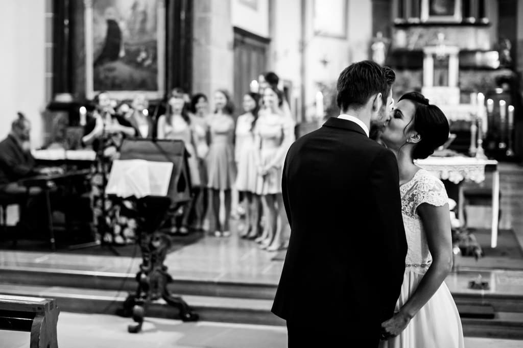 Les mariés s'embrassent