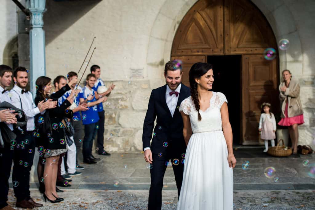 Les époux sortent de l'église de Gruyères
